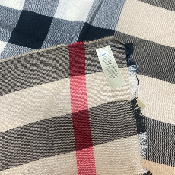 Authentic BNWT Burberry 100% Cashmere Check Scarf - Picture 2 of 5
